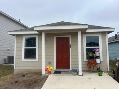 Sizeable room in San Antonio Main Photo