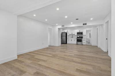 Homey & Spacious Room in Central Miami Main Photo