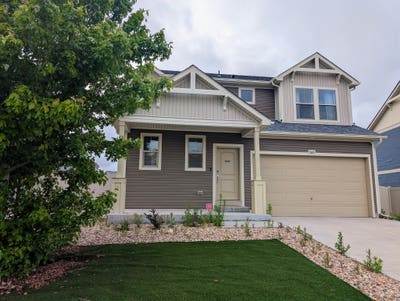 Large Second_Floor Bedroom_Comfortable & Convenie Main Photo