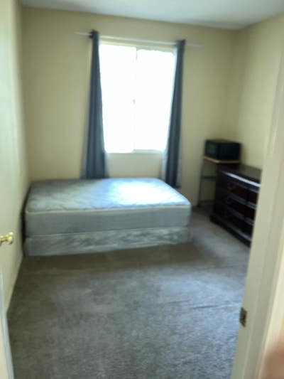 Room available with private bathroom  Main Photo
