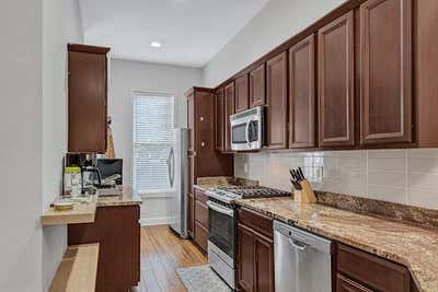 Oversized room available in a historic area. Main Photo