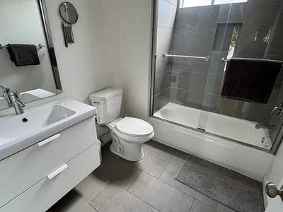 Beautifully furnished room Main Photo