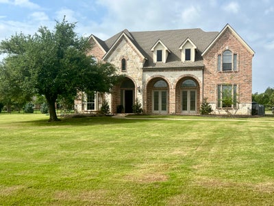 Beautiful Home in Quiet Safe Up-Scale Neighborhood Main Photo