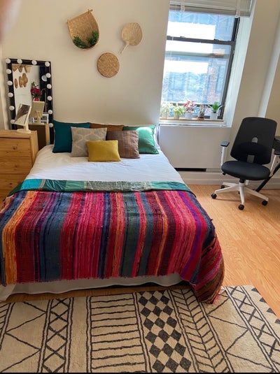 Private room with ensuite bath and walk-in closet Main Photo