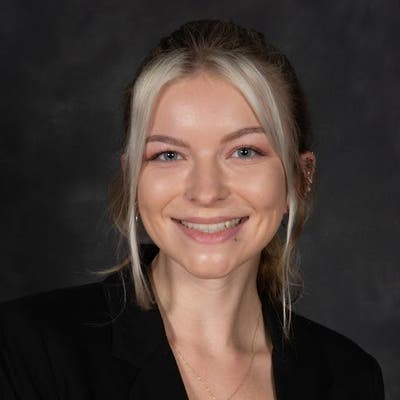 I am a female aged 27. I am looking for a sma... Main Photo