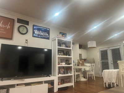 Looking for a roommate who have 40 hrs job  Main Photo
