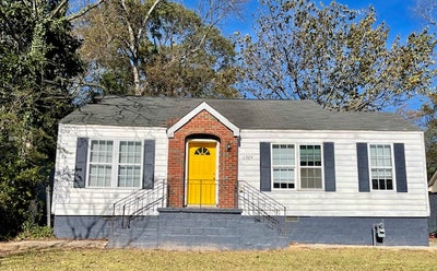 Charming Historic Bungalow Next to Train Station Main Photo