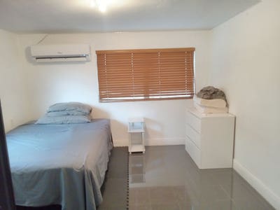 Contemporary Studiowith BR and kitchen divided Main Photo