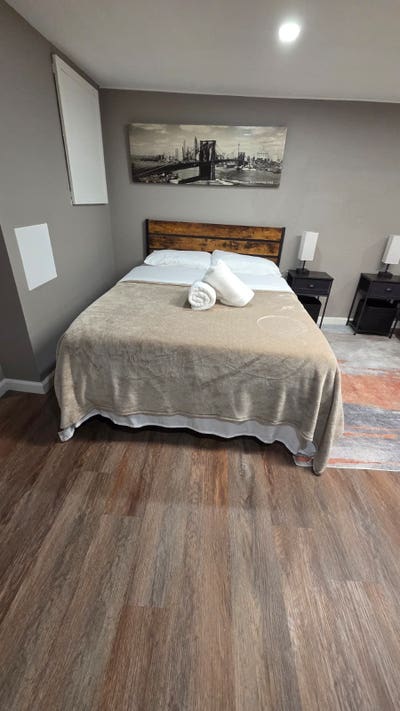 Large quite room for professionals with 2 beds &  Main Photo