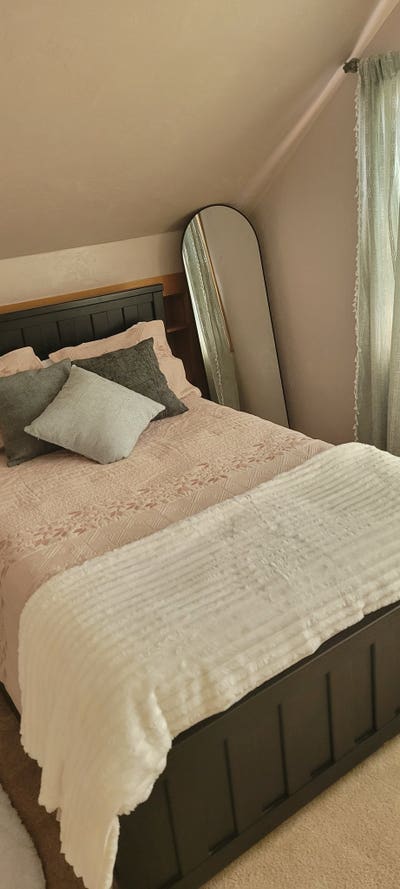 Quietsecure master BR  with walk_in closet. Fully Main Photo