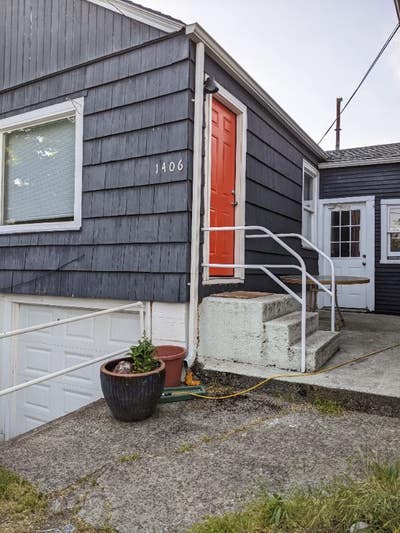 House with garage and driveway steps from shipyard Main Photo