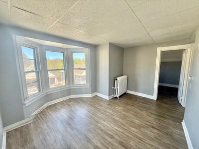 Recently Renovated 3rd Floor 1BR — Troy | Availabl Main Photo