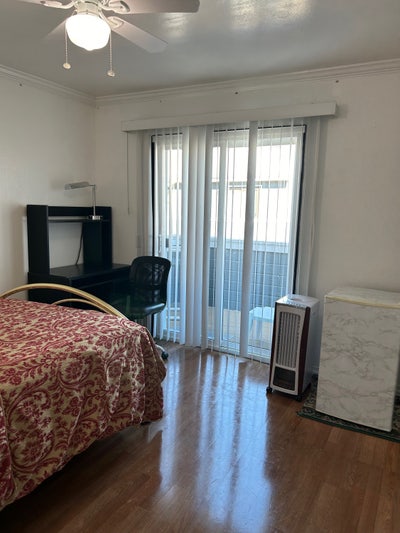 Private, quiet, furnished room w/balcony Main Photo