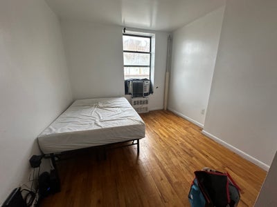 Medium sized room for rent great for students Main Photo