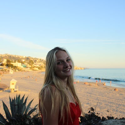 Female student looking for a room in Malibu Main Photo