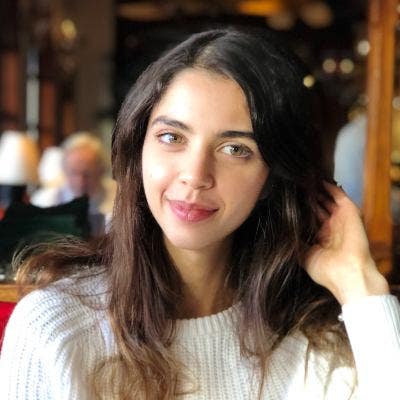 Professional Female seeks a large room Main Photo