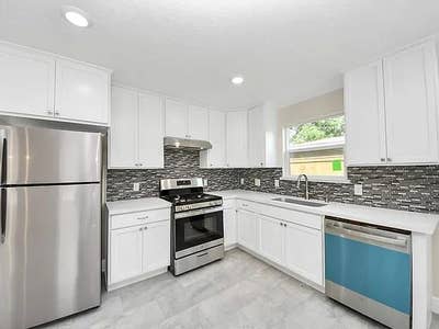 Bright Apartment Close to Everything Main Photo