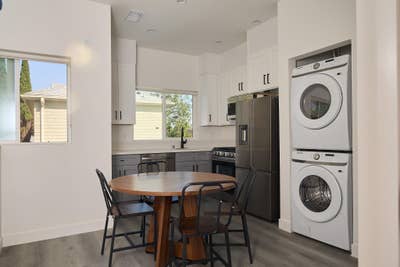 Modern Private Bed and Bath in the heart of LA Main Photo