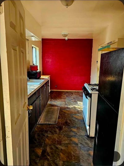 Room for rent inside of house  Main Photo