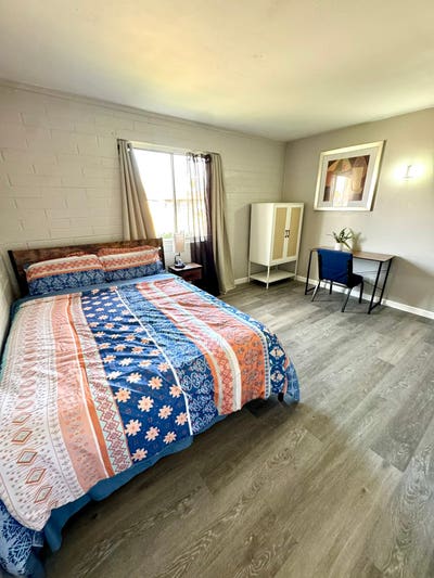 Room with Queen Bed in shared home Main Photo