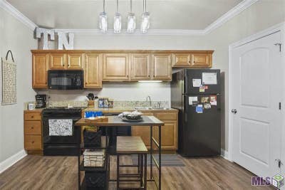 Chatsworth Court (3 miles south of LSU Campus) Main Photo