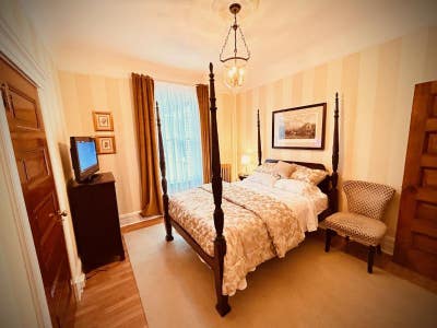 Private Room in historical live in hotel building Main Photo