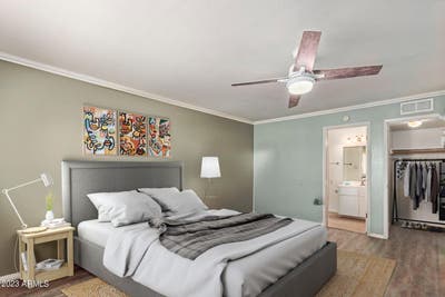 Masterbedroom upstairs Suite with own Bathroom  Main Photo