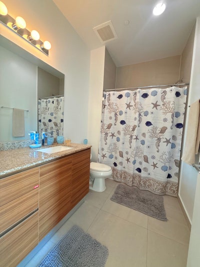 Shared room for working women Main Photo