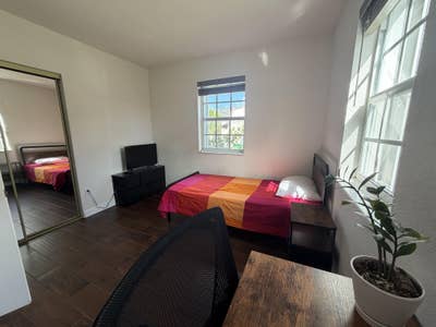 Private bedroom in a house Main Photo