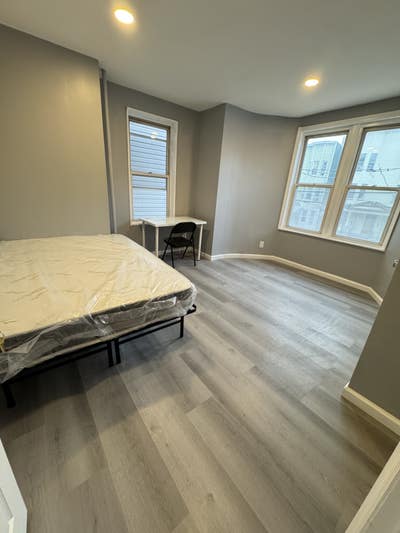 Renovated 2025 -. FREE Laundry! Close to PATH Main Photo