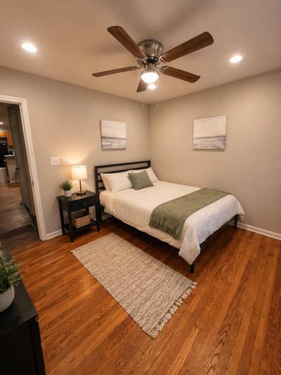 Freshly Updated Room Now Available ️2 Minutes From Main Photo