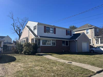 Shared home in Hicksville Main Photo