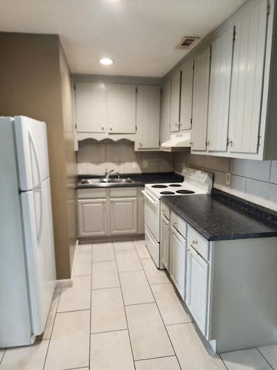 One BRone bathroom apartment available now! Main Photo