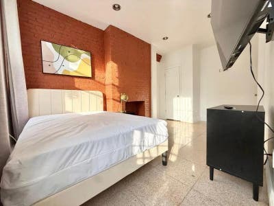 Comfortable Room in Great Neighborhood Main Photo