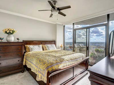 Perched on the 17th floor in Greenway Plaza. Main Photo