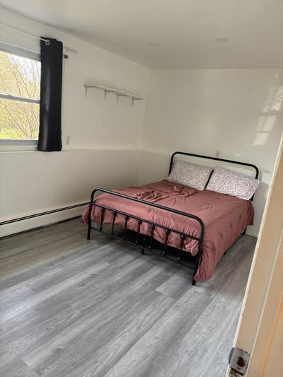 Beautiful spacious room in quiet neighborhood  Main Photo