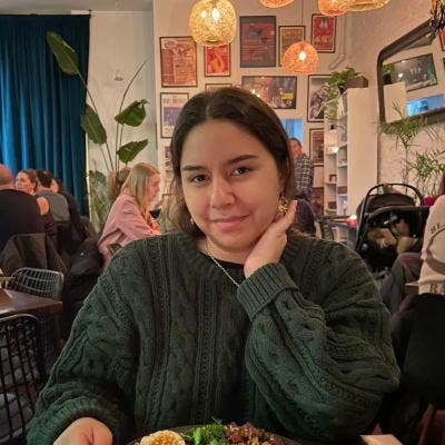 25 y/o professional woman looking for roommates! Main Photo