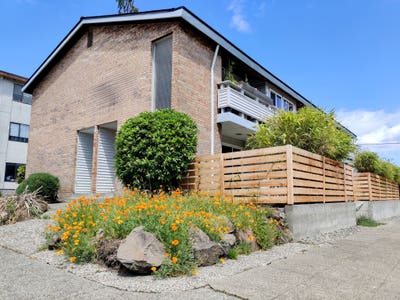 Classic Ballard living in a smallprivate and centr Main Photo