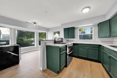 Furnished Room in a Convenient Chicago Location Main Photo