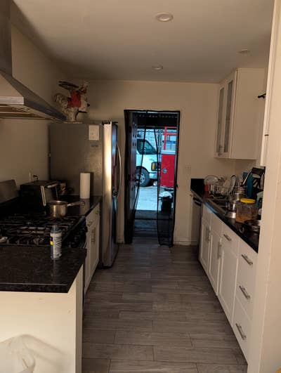 Coastal Comfort: Private Bedroom Near Beach & Shop Main Photo