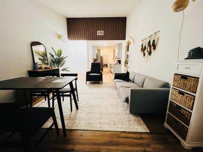 Comfy, budgetfriendly room in a conveniently locat Main Photo