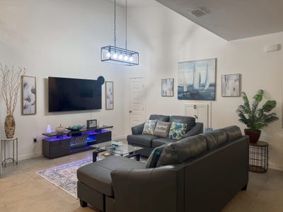 Lovely 3BD&B  ModernCozyhomey  in safe and great l Main Photo