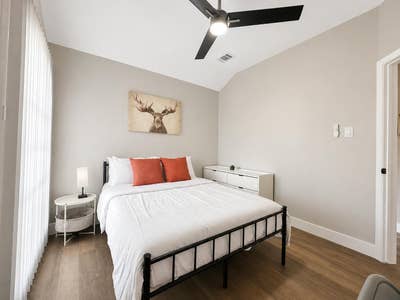 Modern Home  Lovely Area  Fast WiFi 🛜 Comfy beds  Main Photo