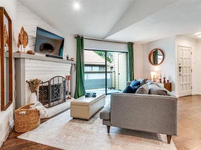 Beautifully maintainedtop floor corner unit condo Main Photo