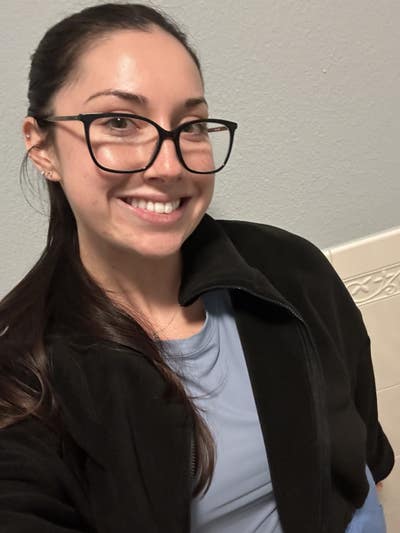 Woman looking for a room in Santa Clarita Main Photo