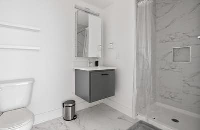 Utilities incl & private bathroom in this Downtown Main Photo