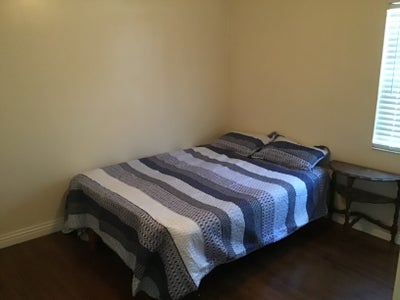 Room for rent in Long Beach  Main Photo