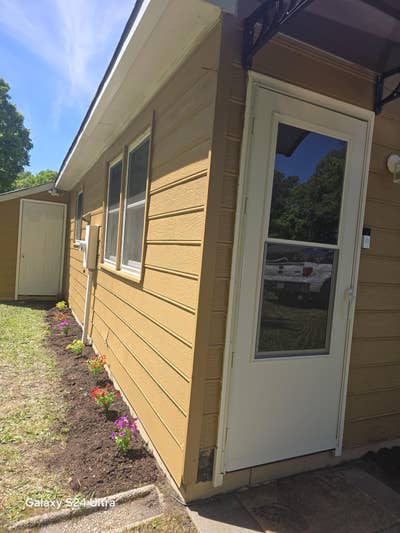 Newly Renovated clean furnished rooms  Main Photo