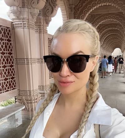 Professional Female seeks a small or large room Main Photo