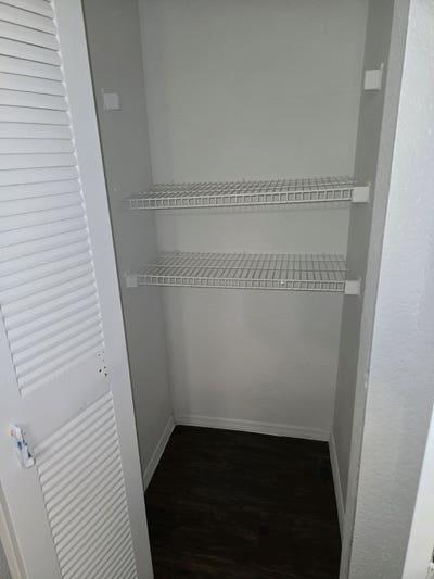 Large room private full restroom & walk in closet Main Photo